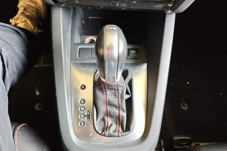 Used Volkswagen Sagitar 2013 2.0 TSI GLI Gear Lever