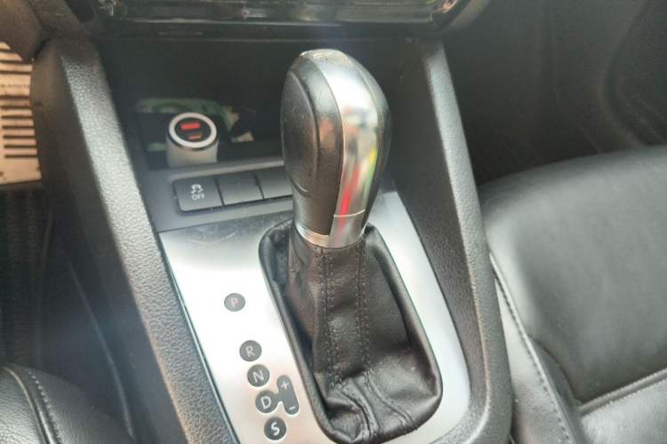 Used Volkswagen Sagitar 2013 1.4 TSI BlueMotion Edition Gear Lever