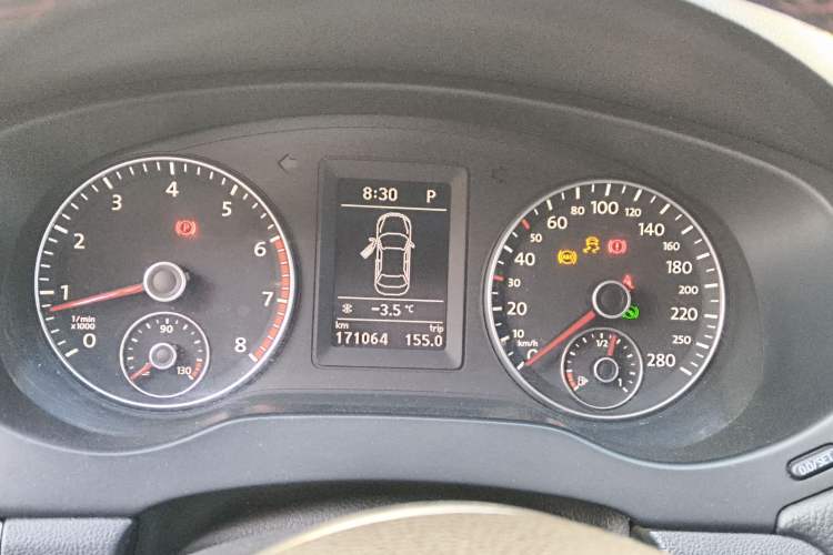 Used Volkswagen Sagitar 2013 2.0 TSI GLI Instrument Cluster