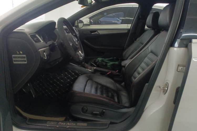Used Volkswagen Sagitar 2013 2.0 TSI GLI Interior 3