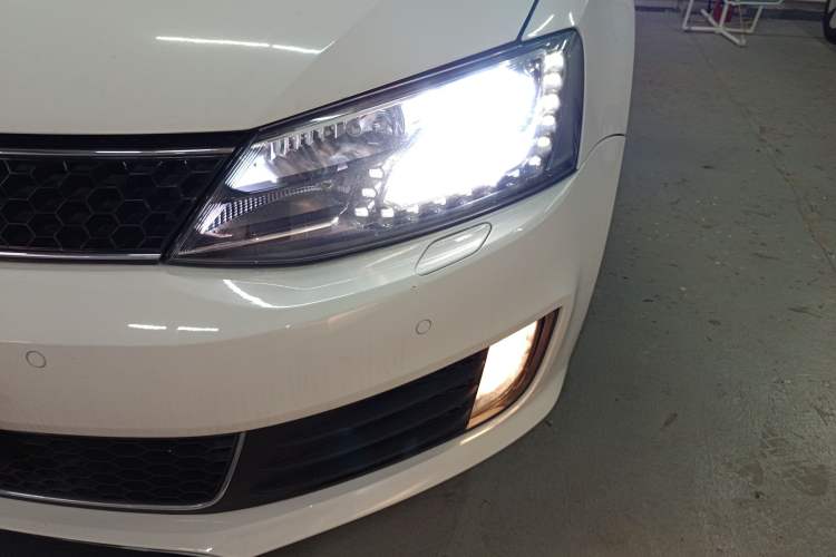 Used Volkswagen Sagitar 2013 2.0 TSI GLI Left Front Headlight