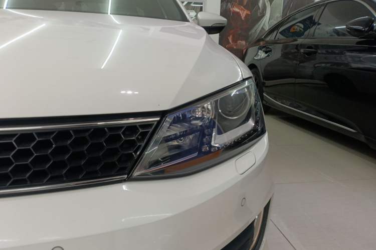 Used Volkswagen Sagitar 2013 2.0 TSI GLI Left Front Headlight