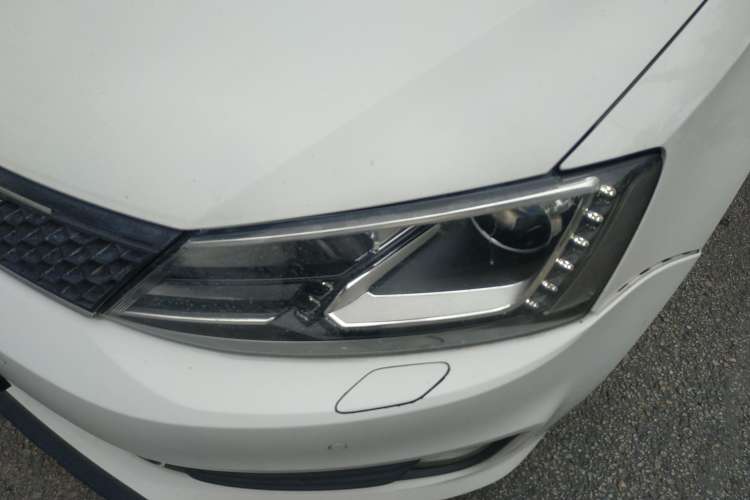 Used Volkswagen Sagitar 2013 2.0 TSI GLI Left Front Headlight