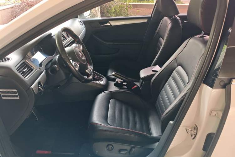 Used Volkswagen Sagitar 2013 2.0 TSI GLI Left Front Seat