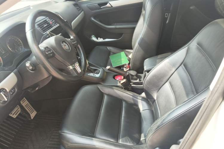 Used Volkswagen Sagitar 2013 1.4 TSI BlueMotion Edition Left Front Seat