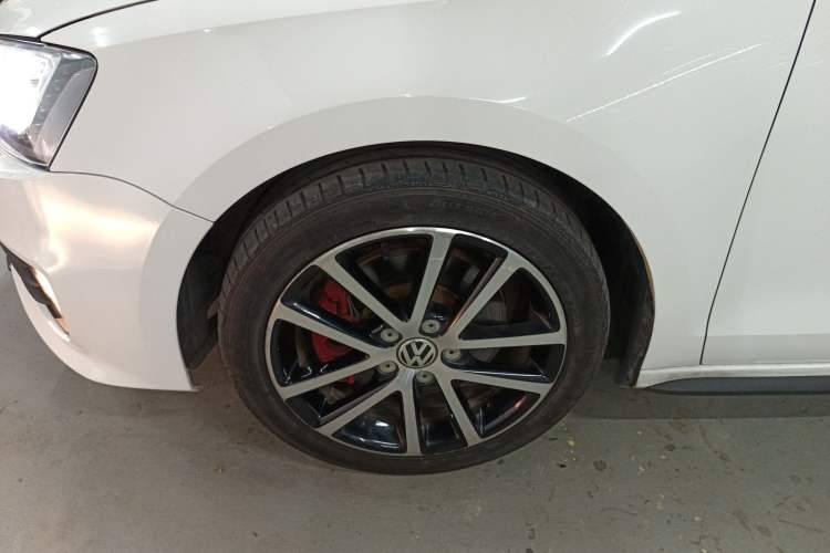 Used Volkswagen Sagitar 2013 2.0 TSI GLI Left Front Wheel Hub