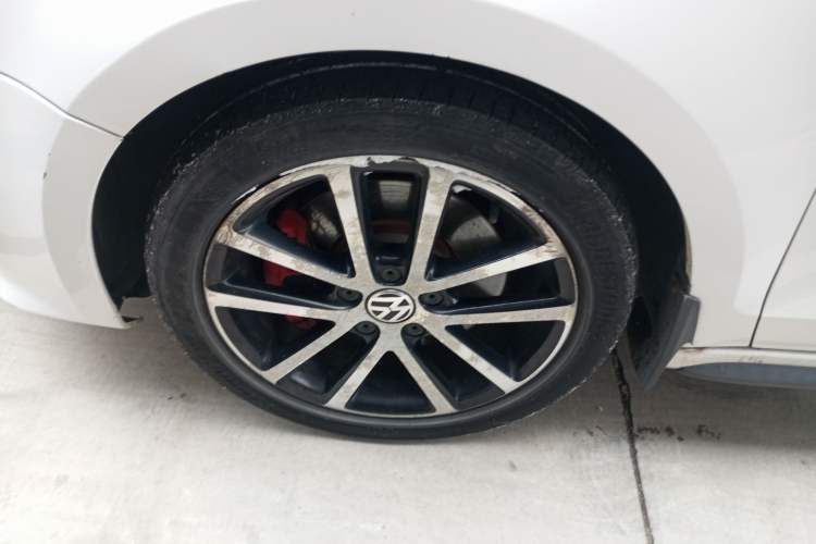 Used Volkswagen Sagitar 2013 2.0 TSI GLI Left Front Wheel Hub