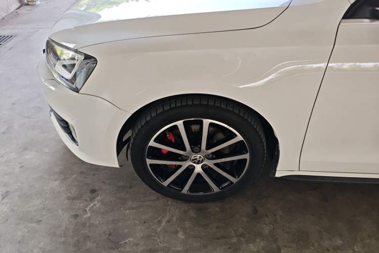 Used Volkswagen Sagitar 2013 2.0 TSI GLI Left Front Wheel Hub