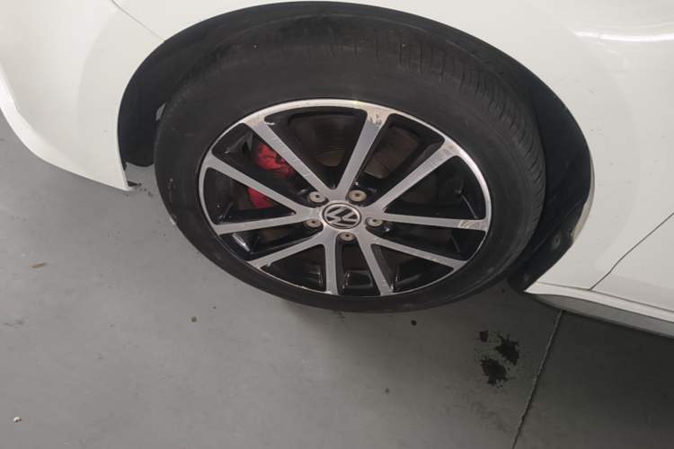 Used Volkswagen Sagitar 2013 2.0 TSI GLI Left Front Wheel Hub