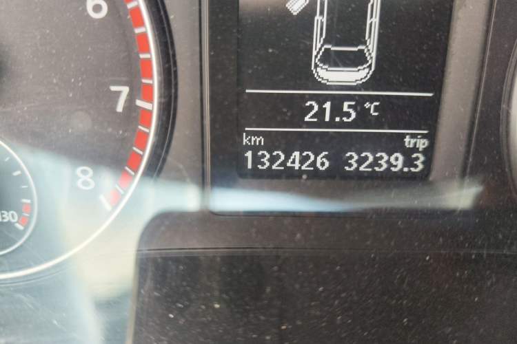 Used Volkswagen Sagitar 2013 1.4 TSI BlueMotion Edition Odometer Close Up