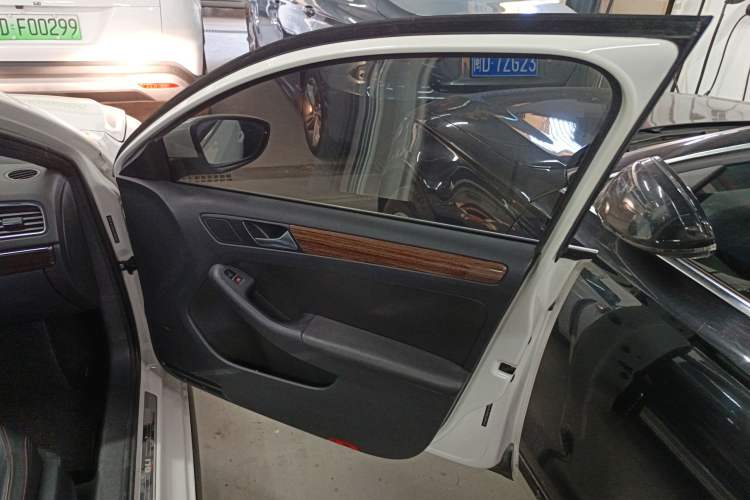 Used Volkswagen Sagitar 2013 2.0 TSI GLI Right Front Door Interior
