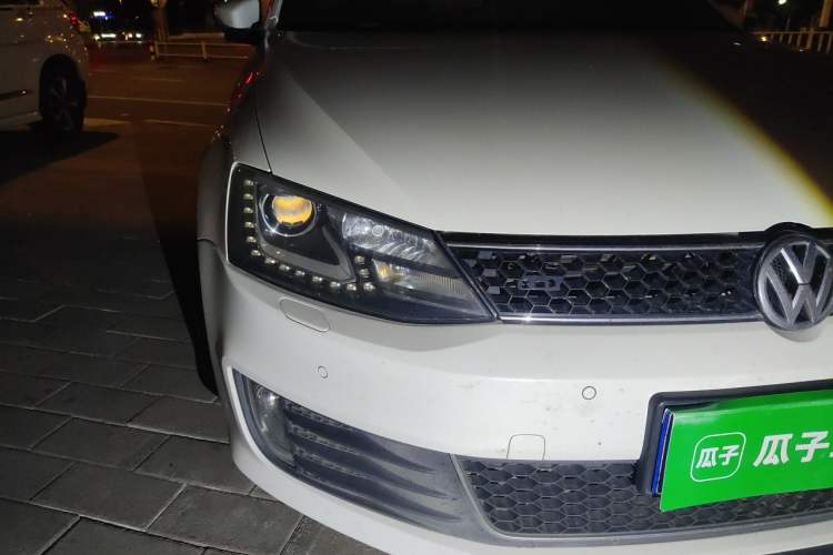 Used Volkswagen Sagitar 2013 2.0 TSI GLI Right Front Headlight