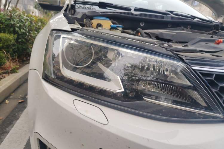 Used Volkswagen Sagitar 2013 2.0 TSI GLI Right Front Headlight