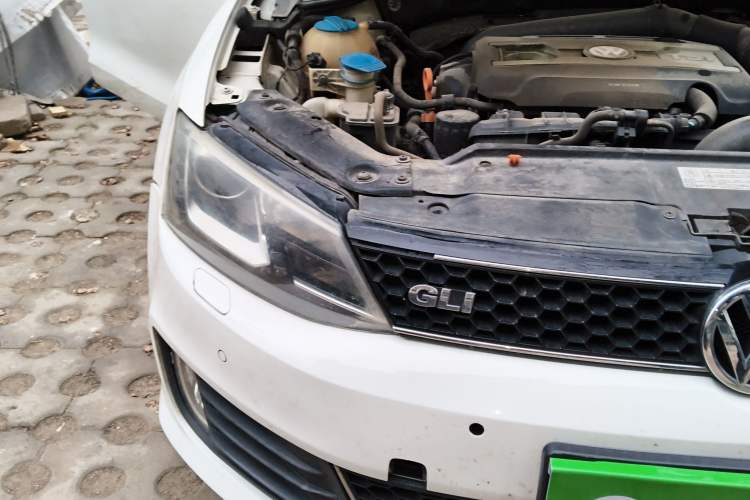 Used Volkswagen Sagitar 2013 2.0 TSI GLI Right Front Headlight