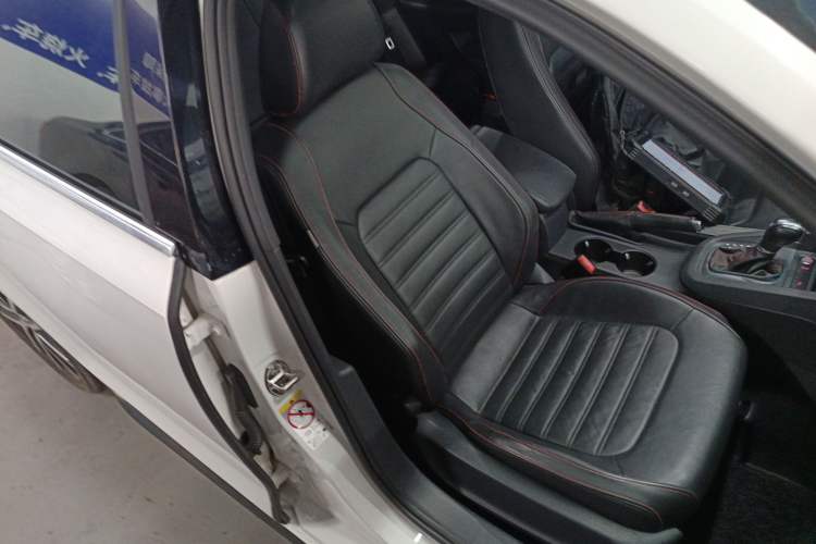 Used Volkswagen Sagitar 2013 2.0 TSI GLI Right Front Seat