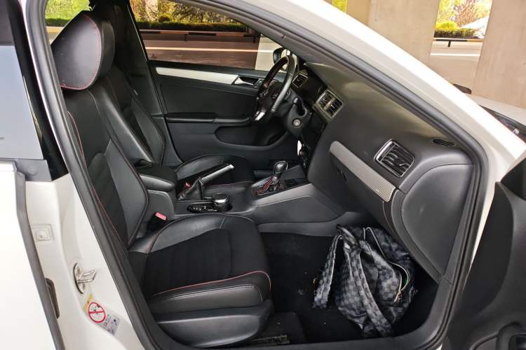 Used Volkswagen Sagitar 2013 2.0 TSI GLI Right Front Seat