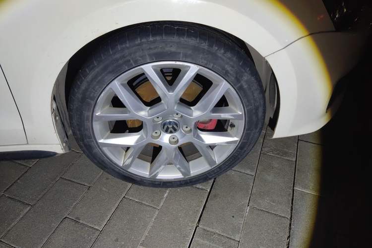 Used Volkswagen Sagitar 2013 2.0 TSI GLI Right Front Wheel Hub