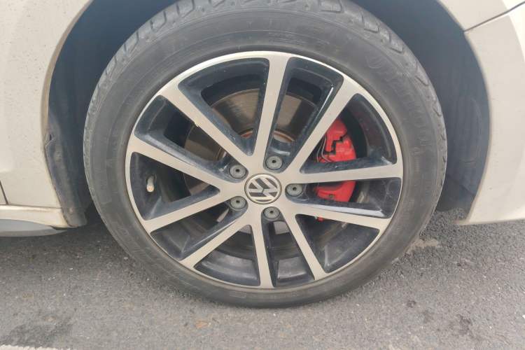 Used Volkswagen Sagitar 2013 2.0 TSI GLI Right Front Wheel Hub