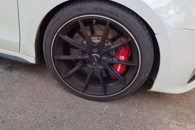 Used Volkswagen Sagitar 2013 2.0 TSI GLI Right Front Wheel Hub