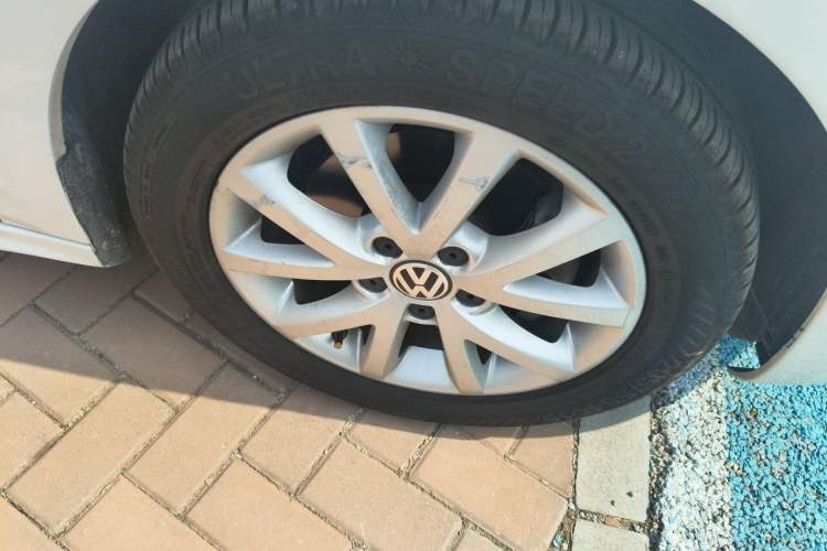 Used Volkswagen Sagitar 2013 1.4 TSI BlueMotion Edition Right Front Wheel Hub