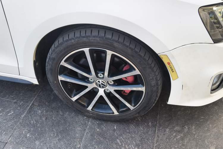 Used Volkswagen Sagitar 2013 2.0 TSI GLI Right Front Wheel Hub