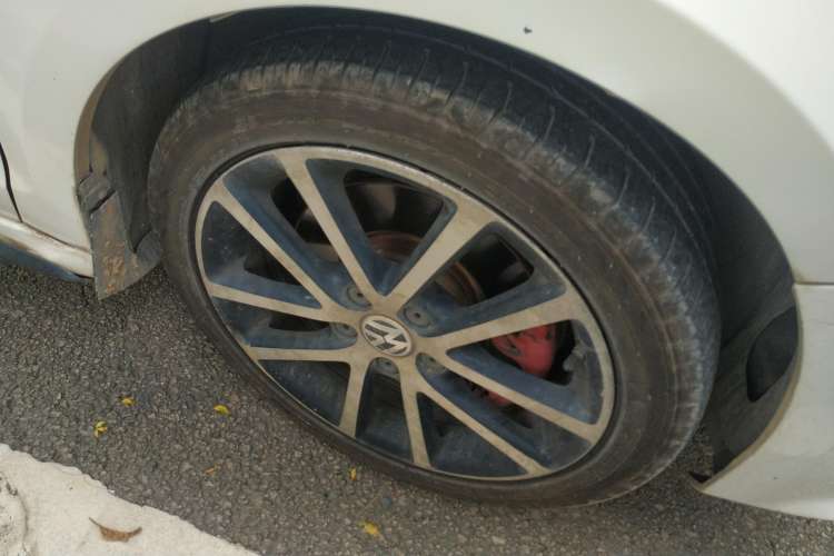 Used Volkswagen Sagitar 2013 2.0 TSI GLI Right Front Wheel Hub