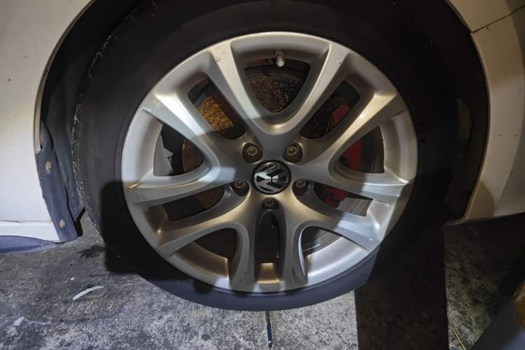 Used Volkswagen Sagitar 2013 2.0 TSI GLI Right Front Wheel Hub