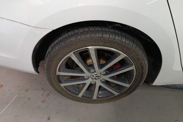 Used Volkswagen Sagitar 2013 2.0 TSI GLI Right Rear Wheel Hub