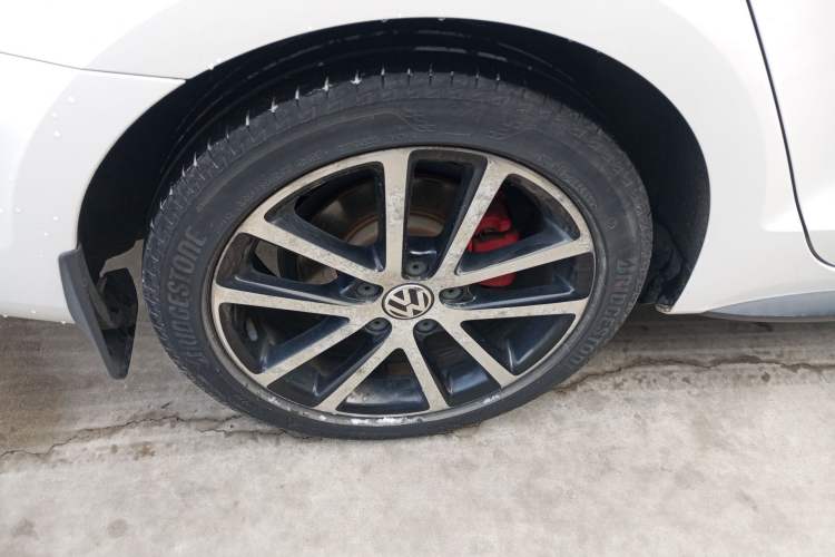 Used Volkswagen Sagitar 2013 2.0 TSI GLI Right Rear Wheel Hub