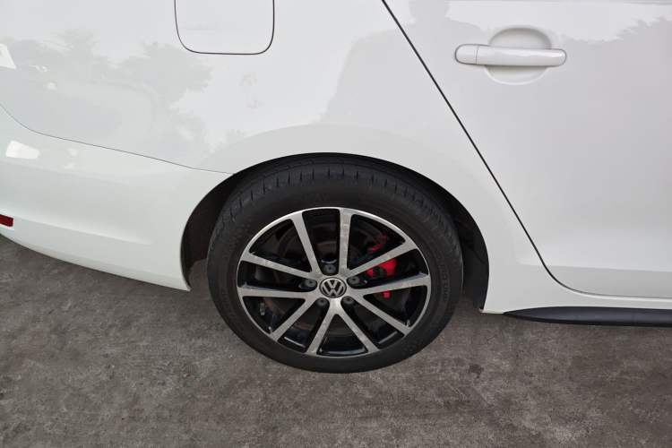 Used Volkswagen Sagitar 2013 2.0 TSI GLI Right Rear Wheel Hub