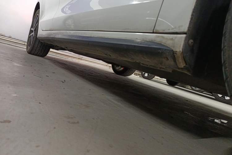 Used Volkswagen Sagitar 2013 2.0 TSI GLI Right Side Sill