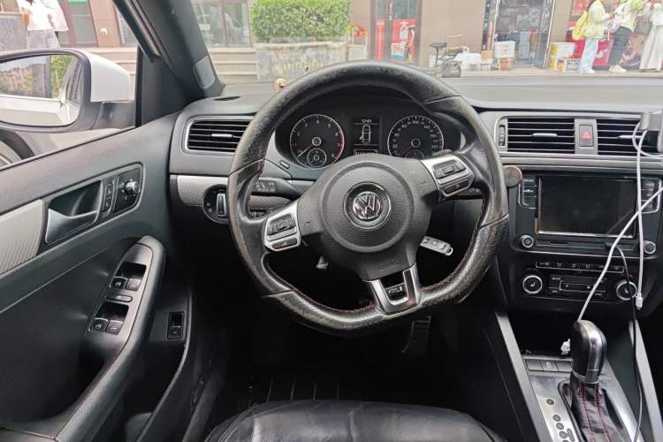 Used Volkswagen Sagitar 2013 2.0 TSI GLI Steering Wheel