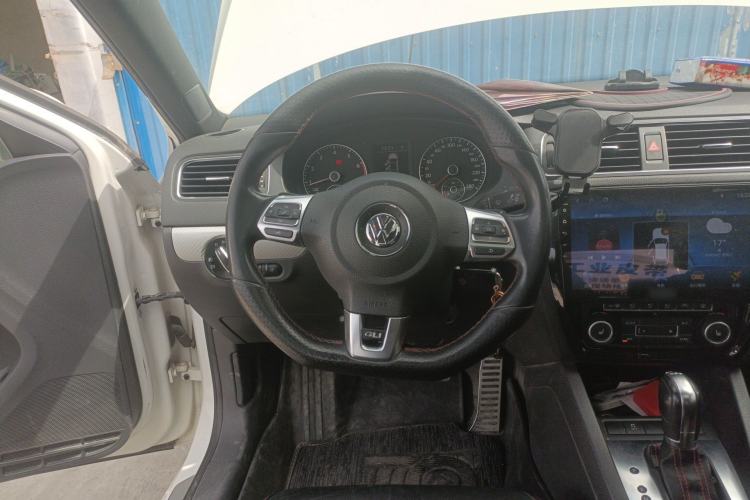Used Volkswagen Sagitar 2013 2.0 TSI GLI Steering Wheel