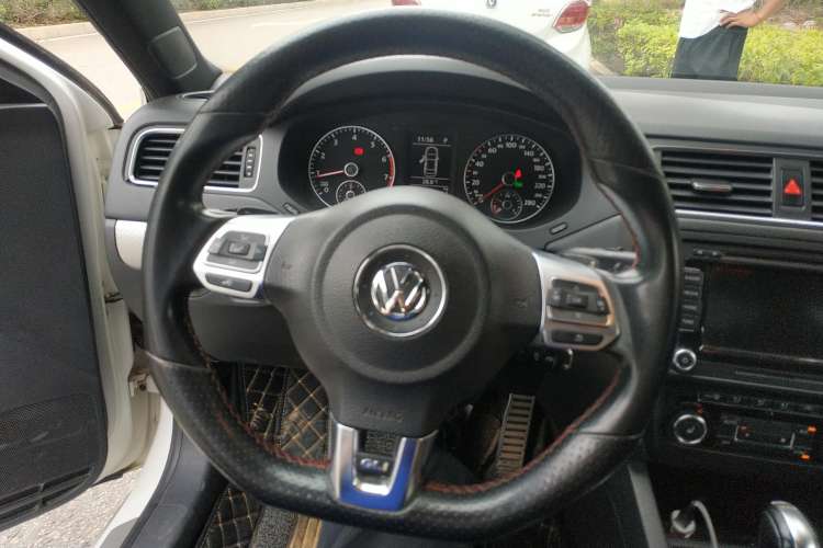 Used Volkswagen Sagitar 2013 2.0 TSI GLI Steering Wheel