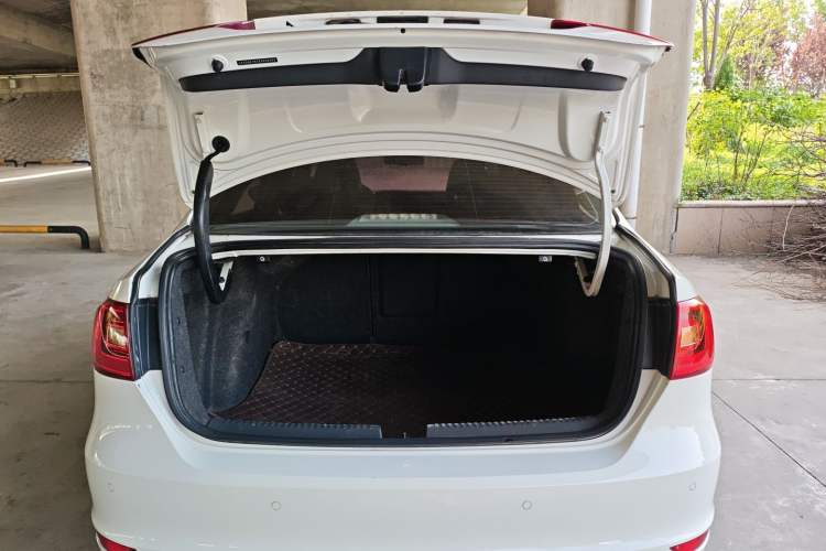 Used Volkswagen Sagitar 2013 2.0 TSI GLI Trunk