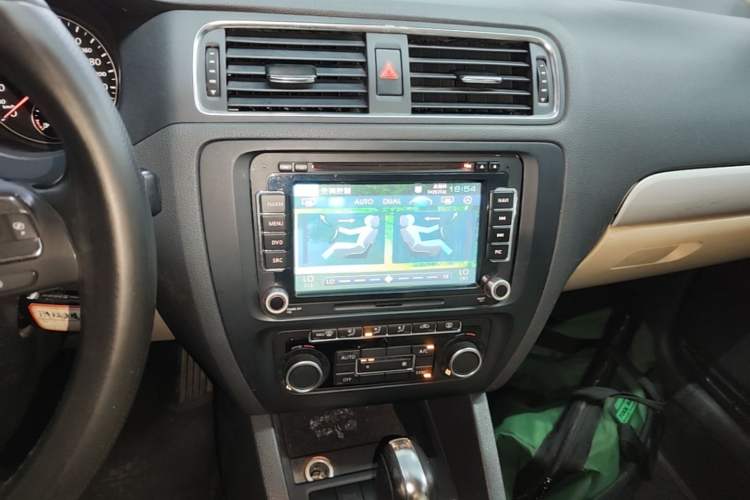 Used Volkswagen Sagitar 2013 1.4 TSI BlueMotion Edition Audio And AC Panel