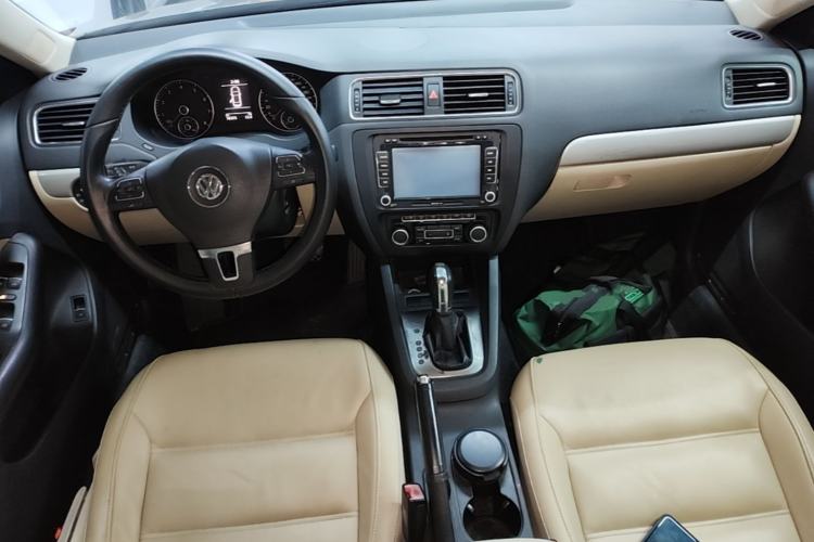 Used Volkswagen Sagitar 2013 1.4 TSI BlueMotion Edition Center Console