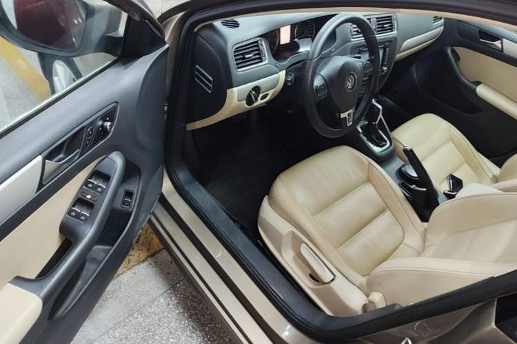 Used Volkswagen Sagitar 2013 1.4 TSI BlueMotion Edition Driver Seat