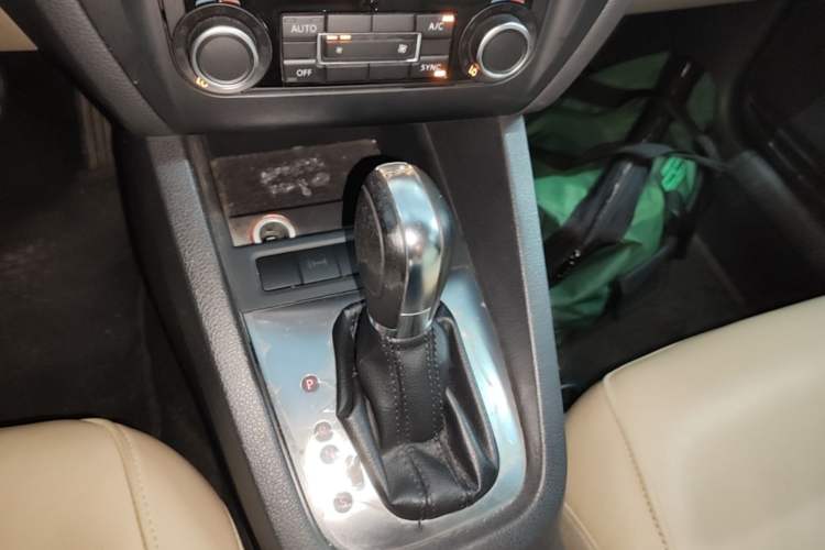 Used Volkswagen Sagitar 2013 1.4 TSI BlueMotion Edition Gear Lever