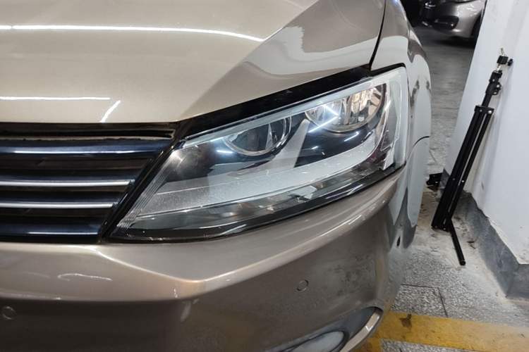Used Volkswagen Sagitar 2013 1.4 TSI BlueMotion Edition Left Front Headlight