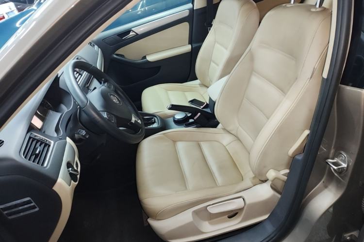 Used Volkswagen Sagitar 2013 1.4 TSI BlueMotion Edition Left Front Seat