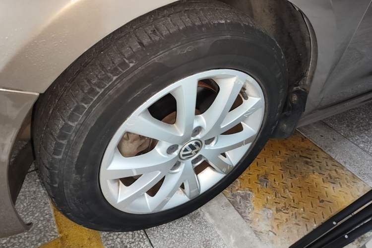 Used Volkswagen Sagitar 2013 1.4 TSI BlueMotion Edition Left Front Wheel Hub