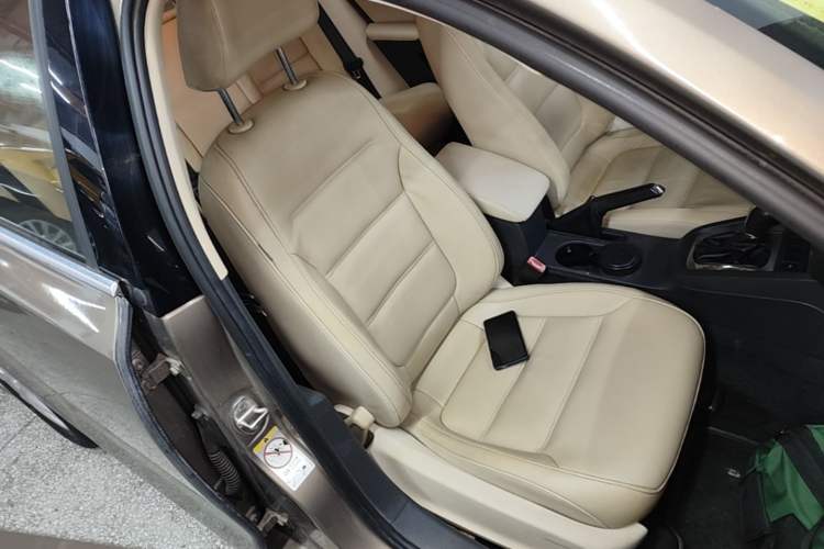 Used Volkswagen Sagitar 2013 1.4 TSI BlueMotion Edition Right Front Seat