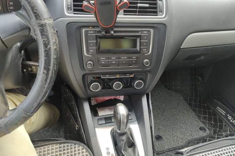 Used Volkswagen Sagitar 2014 1.6L Automatic Comfort Model Audio And AC Panel