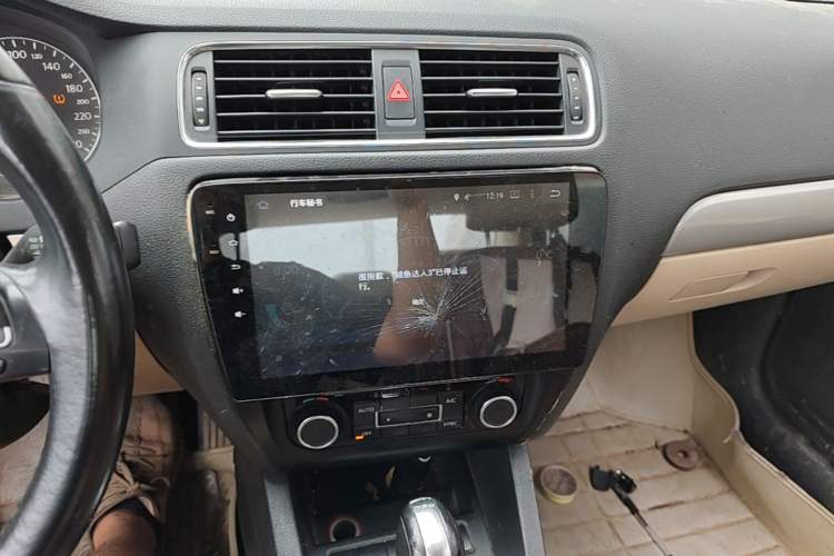 Used Volkswagen Sagitar 2014 1.4TSI Automatic Luxury Model Audio And AC Panel