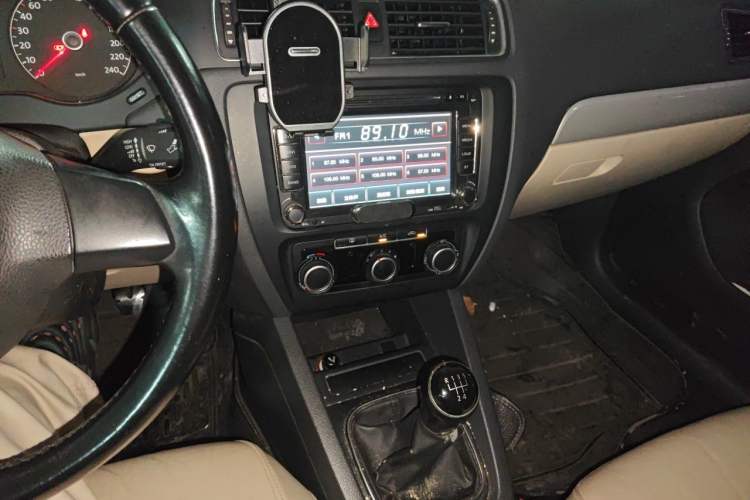 Used Volkswagen Sagitar 2014 1.6L Manual Comfort Model Audio And AC Panel