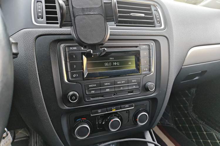Used Volkswagen Sagitar 2014 1.6L Automatic Comfort Model Audio And AC Panel