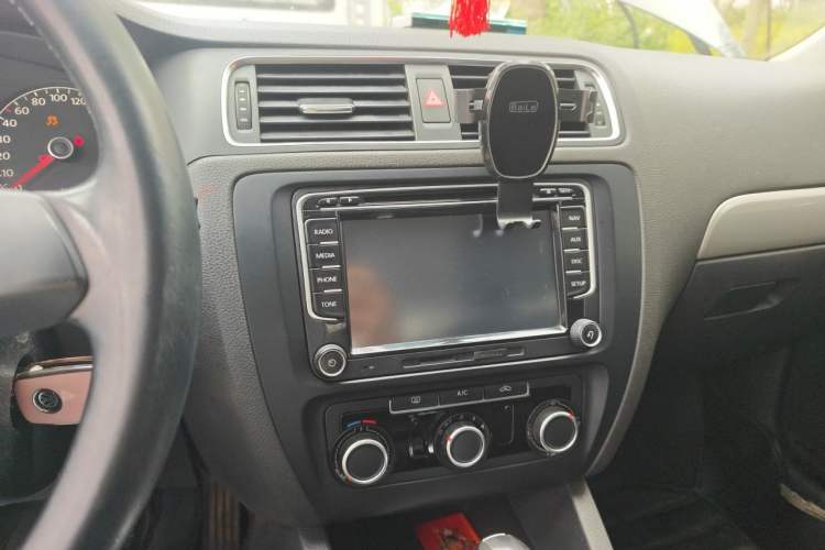 Used Volkswagen Sagitar 2014 1.6L Automatic Comfort Model Audio And AC Panel