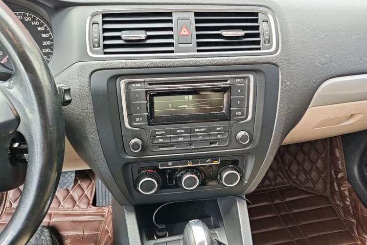Used Volkswagen Sagitar 2014 Revised Version 1.6L Automatic Comfort Edition Audio And AC Panel