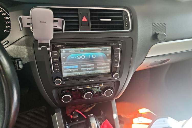 Used Volkswagen Sagitar 2014 Revised Version 1.6L Automatic Comfort Edition Audio And AC Panel